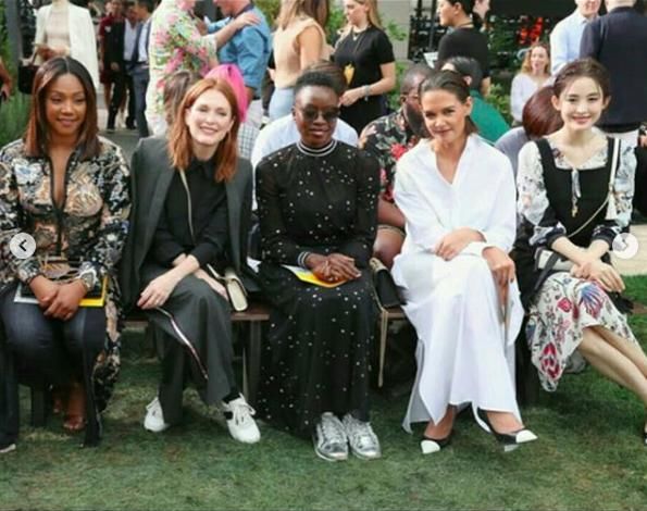 纽约时装周古力娜扎阿汤嫂比邻而座全程无互动，被孤立的中国小花