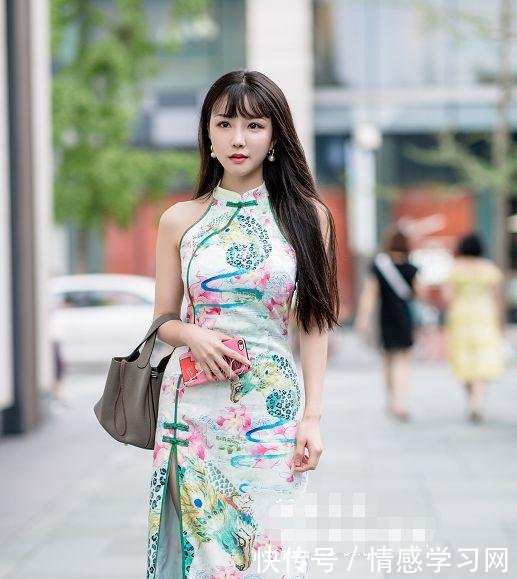 街拍图6这么紧的短裤都塞得进去，勒出紧致腿型，女人味十足