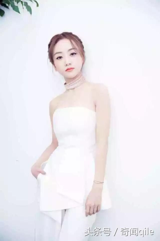 杨蓉出席活动，一身纯白色套装，清纯又动人！