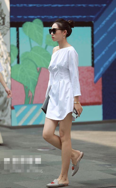 街拍：图五大长腿闺蜜出镜，穿T恤玩下装消失，屏幕快装不下了！