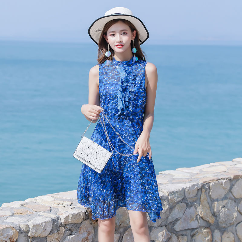 赫本裙不流行了!今秋小姐姐流行穿“镂空裙,性感时髦,年轻十岁