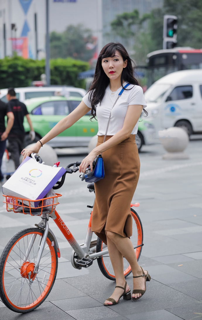 街拍美女，阳光时尚的穿搭给人一种平易近人的感觉，让你清凉一夏