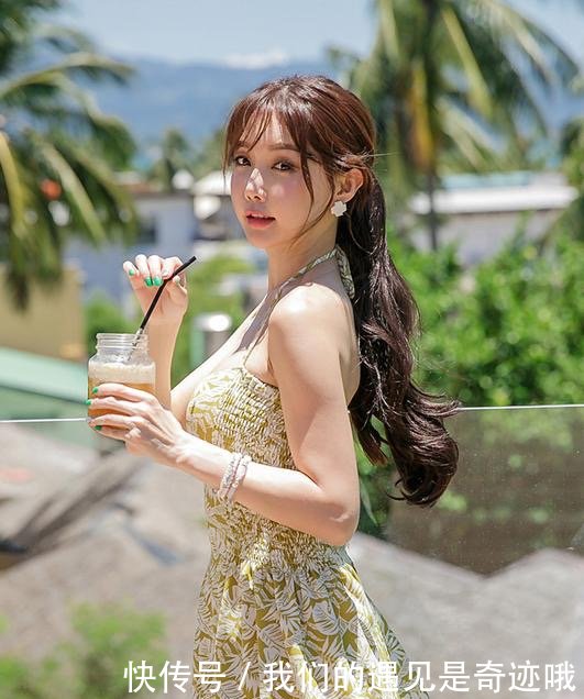 清凉吊带小姐姐，皮肤白嫩身材丰满，美妙韵味不言而喻！