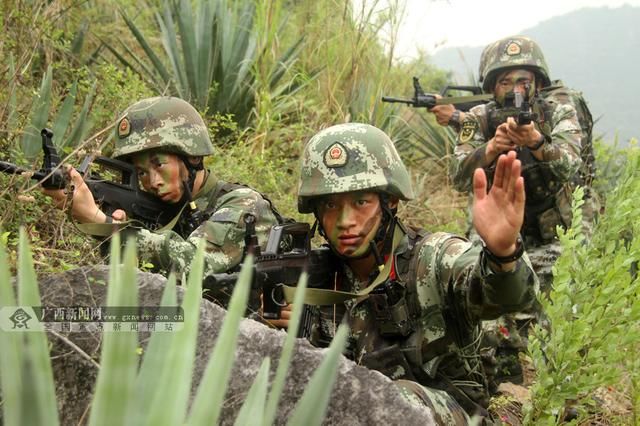 真实版吃鸡来袭!武警侦查兵亮出一神器,藏墙