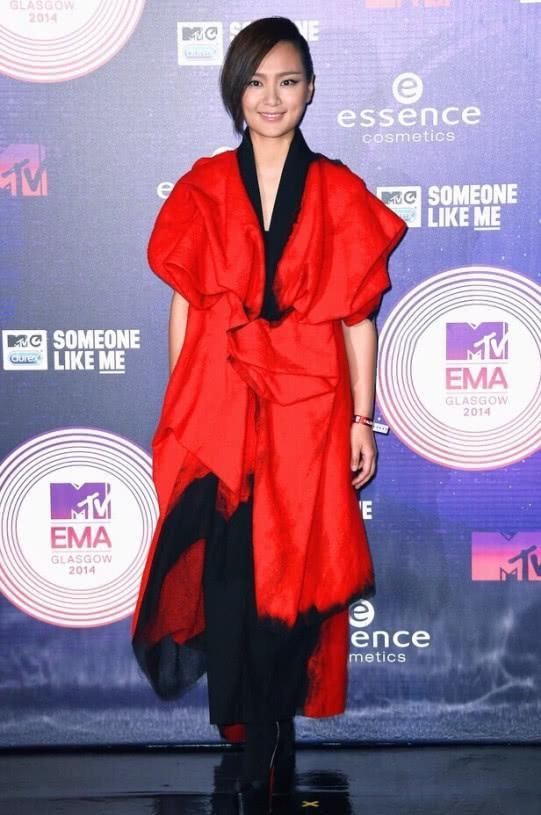 还是周笔畅厉害，仅用简单的黑白套装，竟穿出一双大长腿!