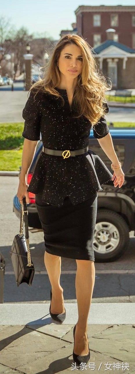 跟王室学职场着装，最美王后拉尼娅的时尚进化