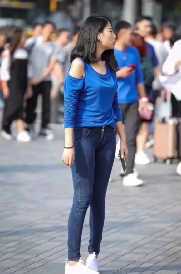 清新小姐姐身材高挑修长，紧身牛仔绷出窈窕身姿，萌萌哒的长相超