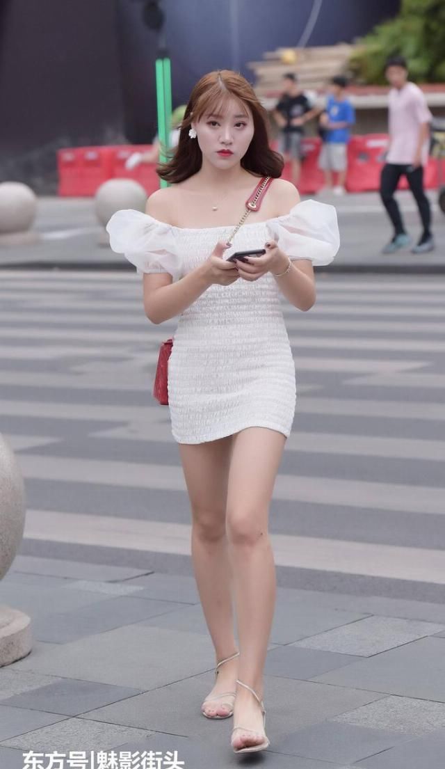  选择：紧身连衣裙显身型提高气场，美女用一字肩连衣裙给自己雪中送炭
