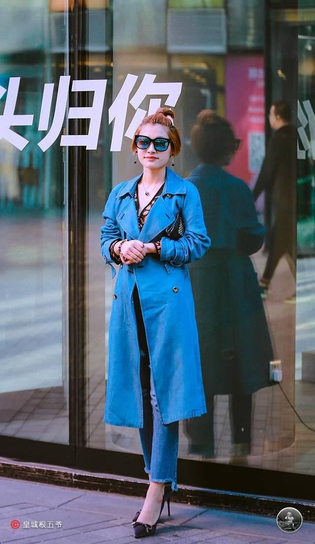  [美女]时尚街拍：普普通通的穿衣搭配方法，时尚潮流美女一直可以一般的衣服裤子搭出不同寻常