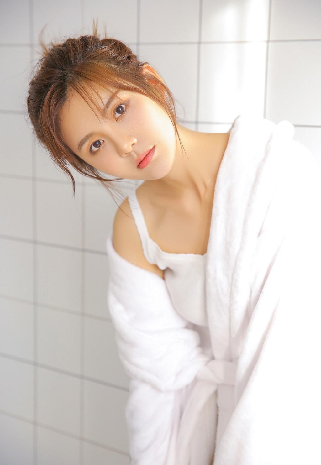 浴室美女吊带浴巾长腿诱惑性感美女图片