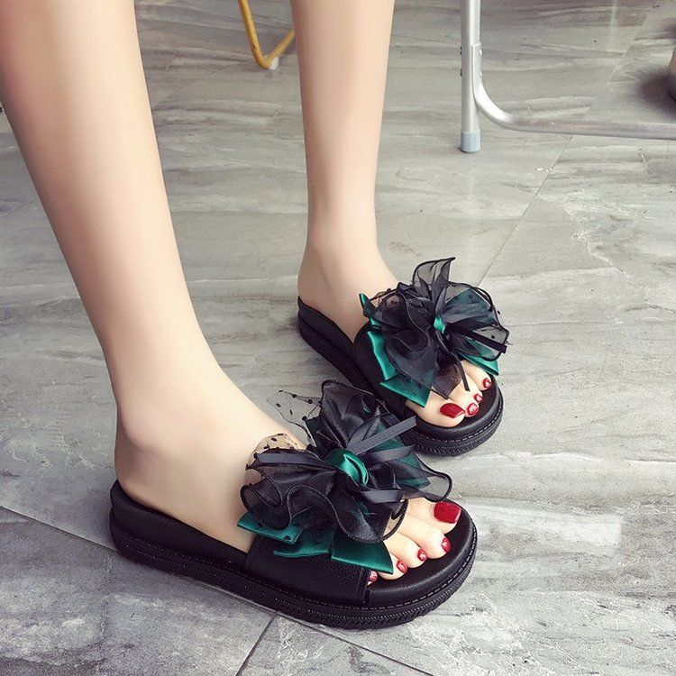 小姐姐你的鞋，你的鞋相当漂亮，我好喜欢