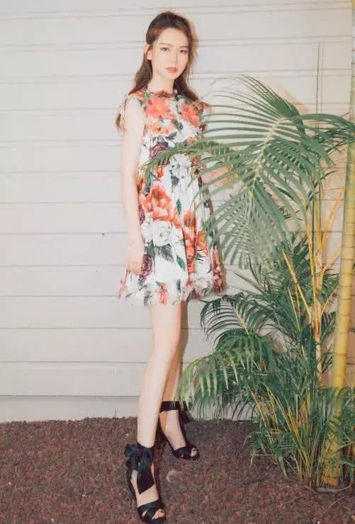 戚薇跟李承铉现身机场，夫妻档街拍好养眼，戚薇的大白腿好吸睛