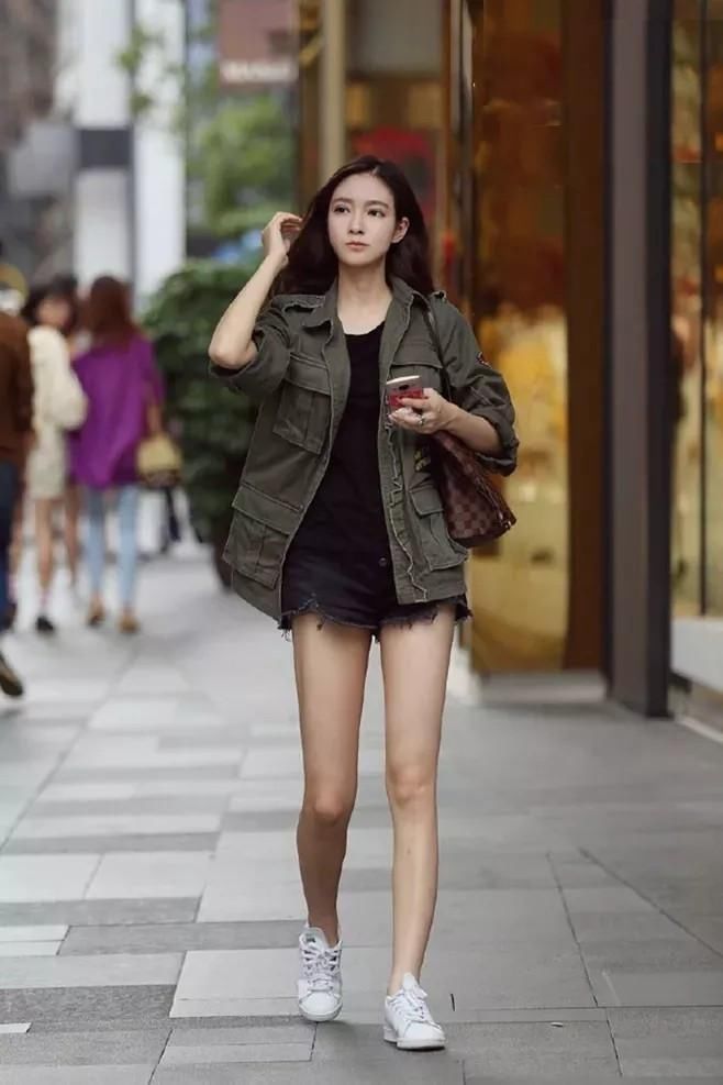 街拍:落落大方的笑容，衬托出她女王的气质，真是女人味十足!