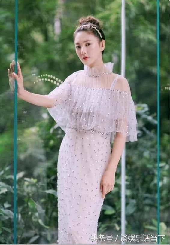 张雨绮太会玩了，竟穿得像个火烈鸟，手上的戒指才最抢眼
