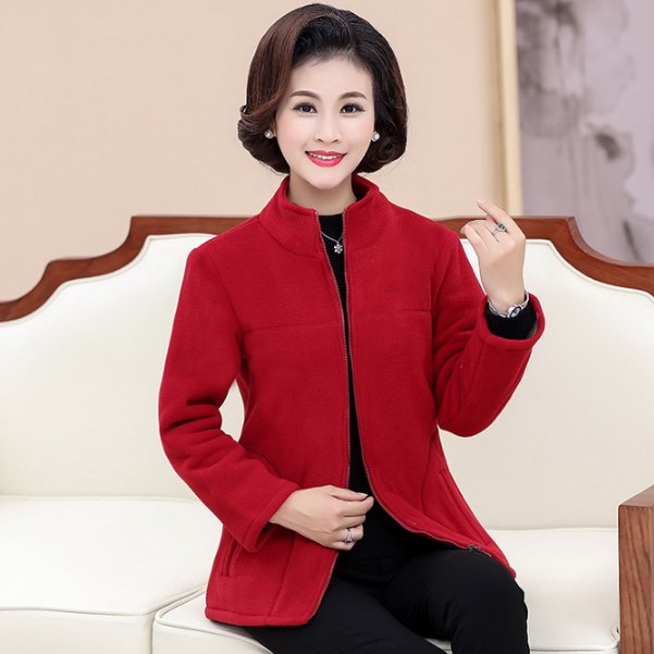 新颖又不贵的秋装妈妈外套，时髦又减龄，穿出时尚感