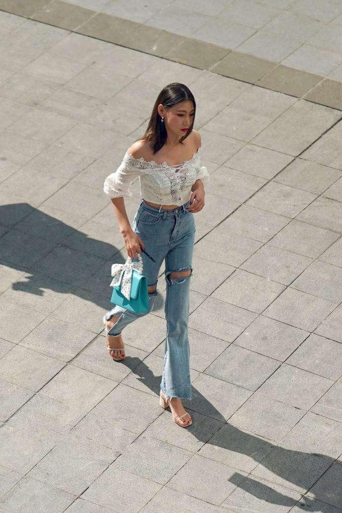 黑色格调的露脐装T恤穿搭，让小姐姐看起来更加性感与魅力!