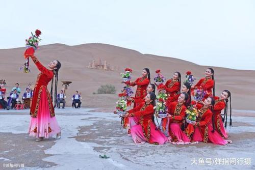 紧连城市的新疆库木塔格沙漠 堪称世界治沙“绿不退 沙不进”的奇