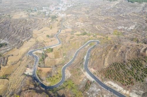 周末去济南南部山区自驾游，经过一条盘山公路，蜿蜒盘旋好壮观