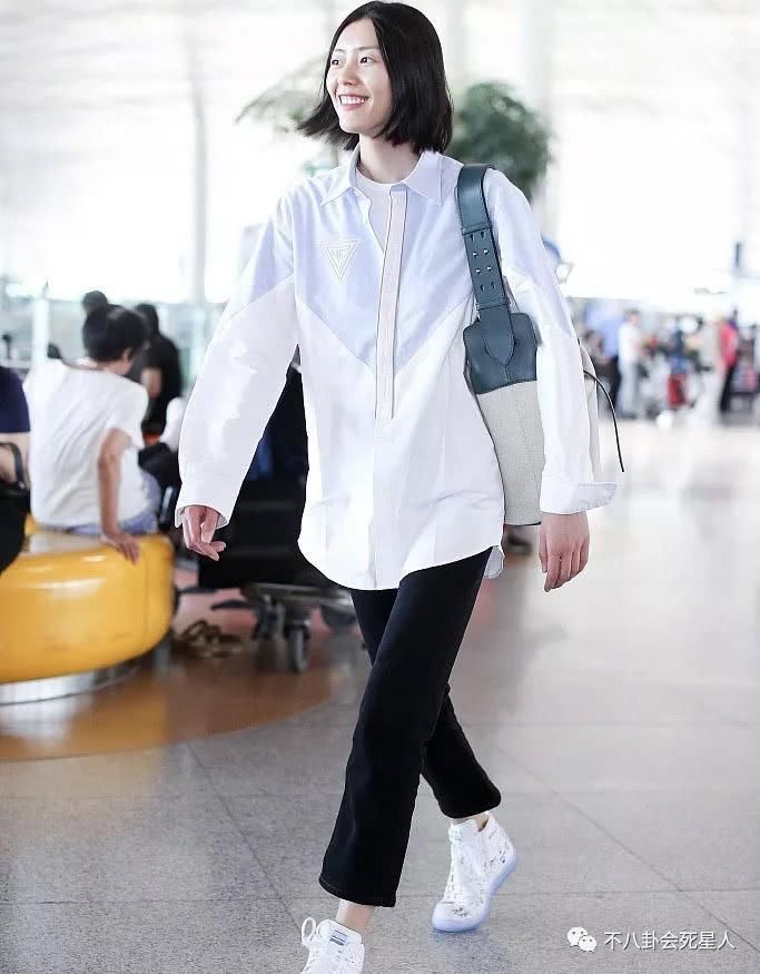 女星早秋机场秀，蒋欣依旧雄壮，张馨予幸福肥，吴昕身材比例太虐