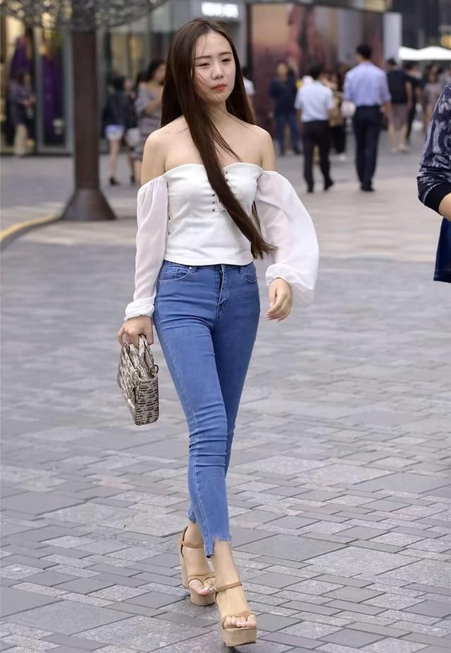 街拍：小姐姐穿搭简约又休闲，小性感之余，更显吸睛魅力