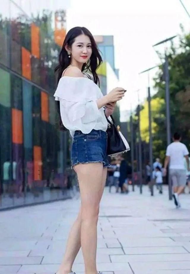  『显得』小姐姐一款白色吊带裙，裙身加上了镂空设计，显得美丽动人