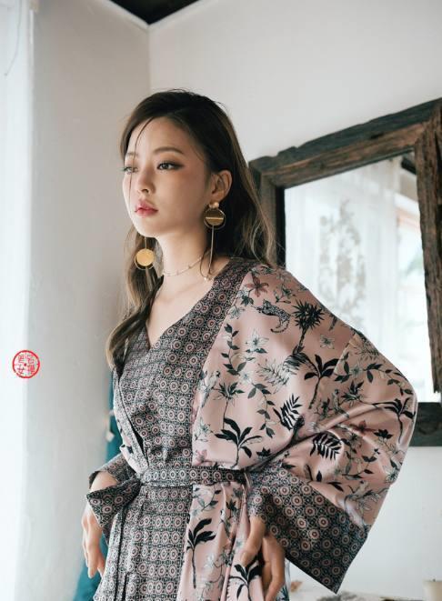 聚光灯下：身形柔美的美少女，穿着复古目光诱人，眼神很妩媚