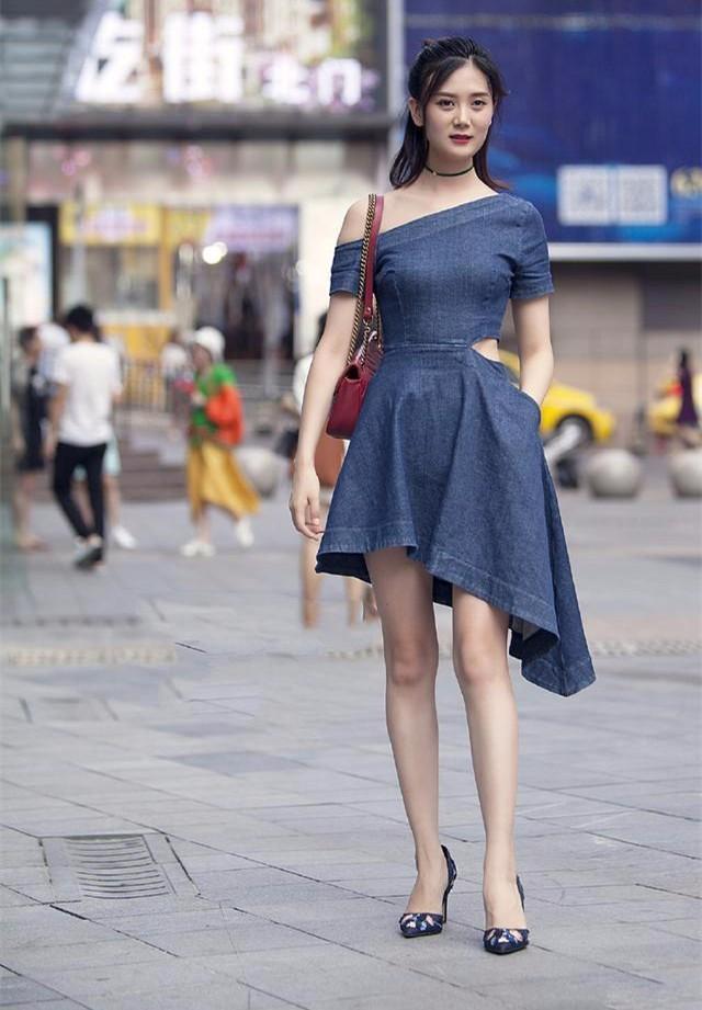 街拍：青春时尚又有韵味的姑娘，身材苗条身姿挺拔！