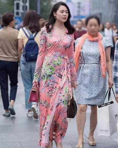  『搭配』街拍：温柔可人的美女，一件白色上衣配牛仔短裙，青春靓丽气息