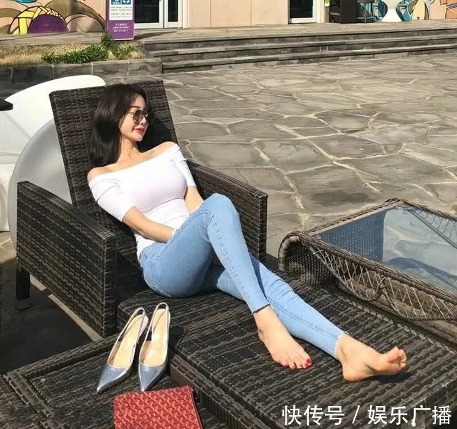 海景房中的千金小姐，穿上最爱的露肩装显圆滑胸围，高挑身材相比