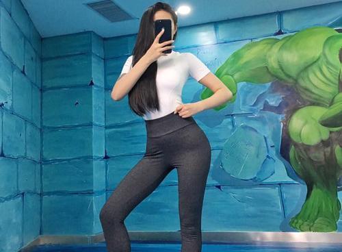 紧身打底裤美女，尽显大长腿，图4小姐姐，大秀丰腴臀部！