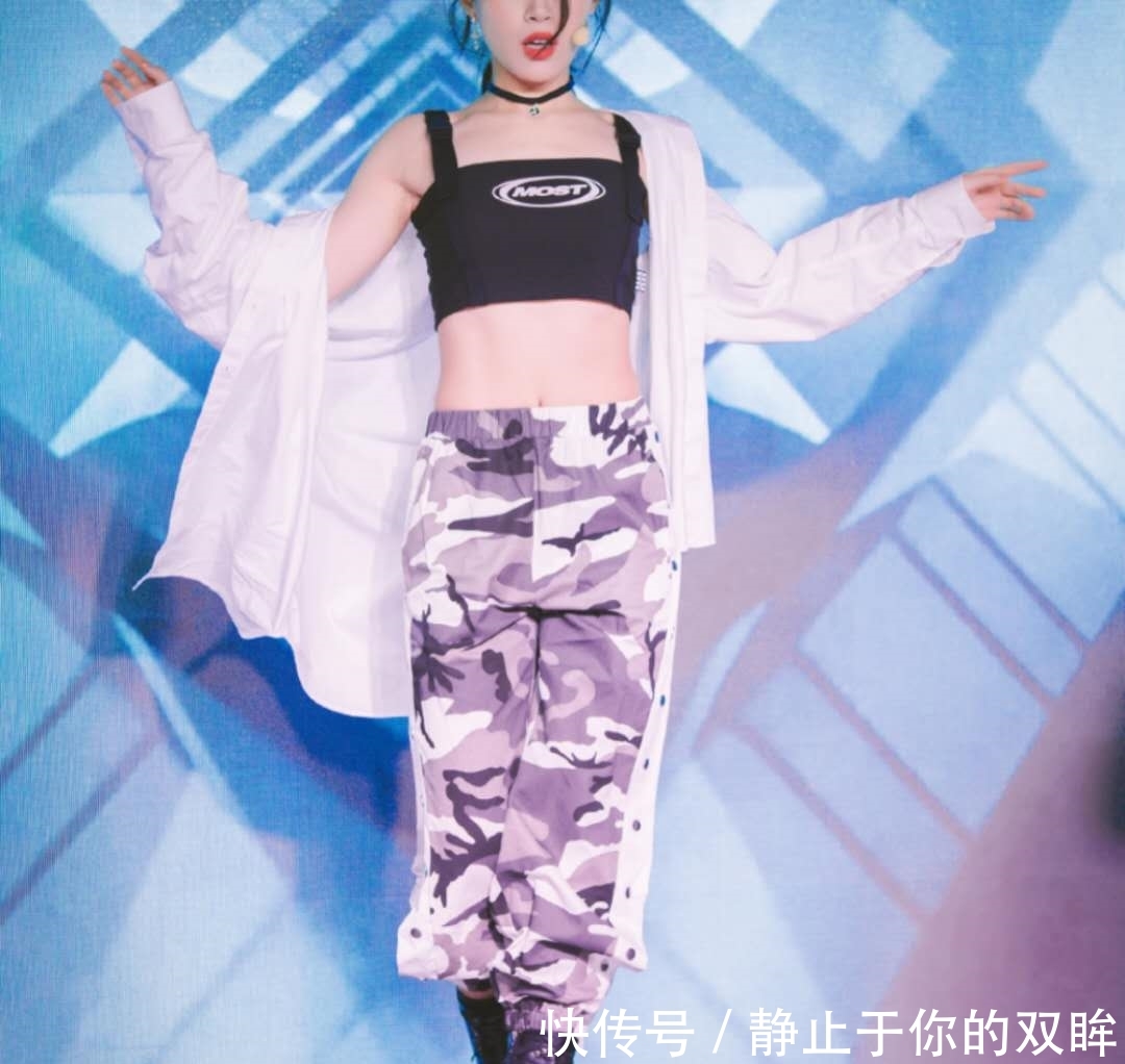  「小妹」白衬衫一不小心穿成酒吧小妹or房产中介？那是你不会穿！