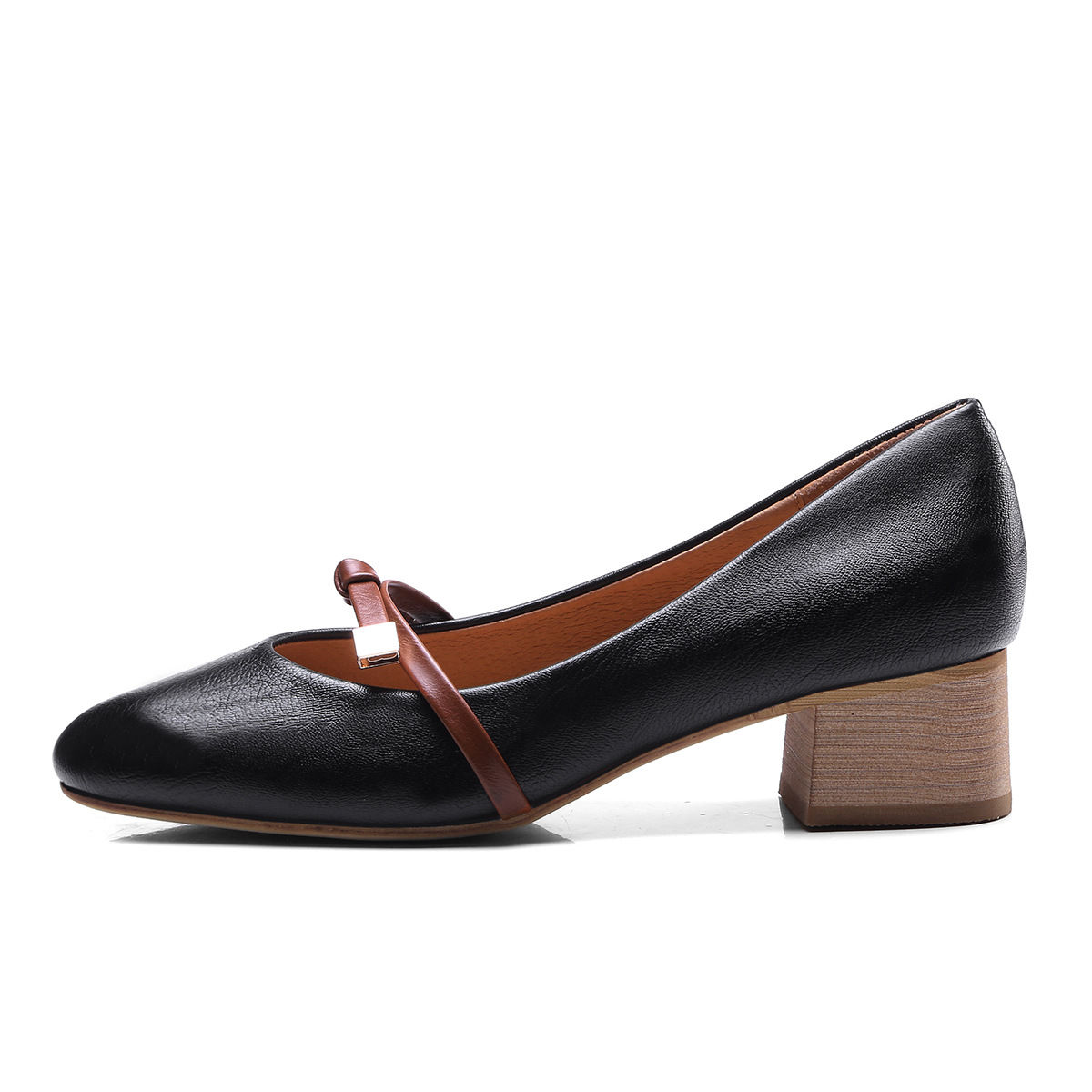 原来越多的女人都不穿高跟鞋了，今夏流行“原宿风”，清新显气质