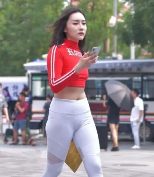 【风范】街拍:清新靓丽的美女,一件白色上衣配灰色阔腿裤,优雅气质风范