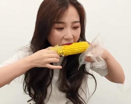#玉米#口红雨衣有多重要？看到虞书欣吃完玉米的嘴唇，网友：心里有数了