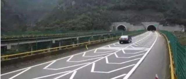  #震荡#跑高速这4种标线不认识，就算驾龄再高，驾照12分都不够你