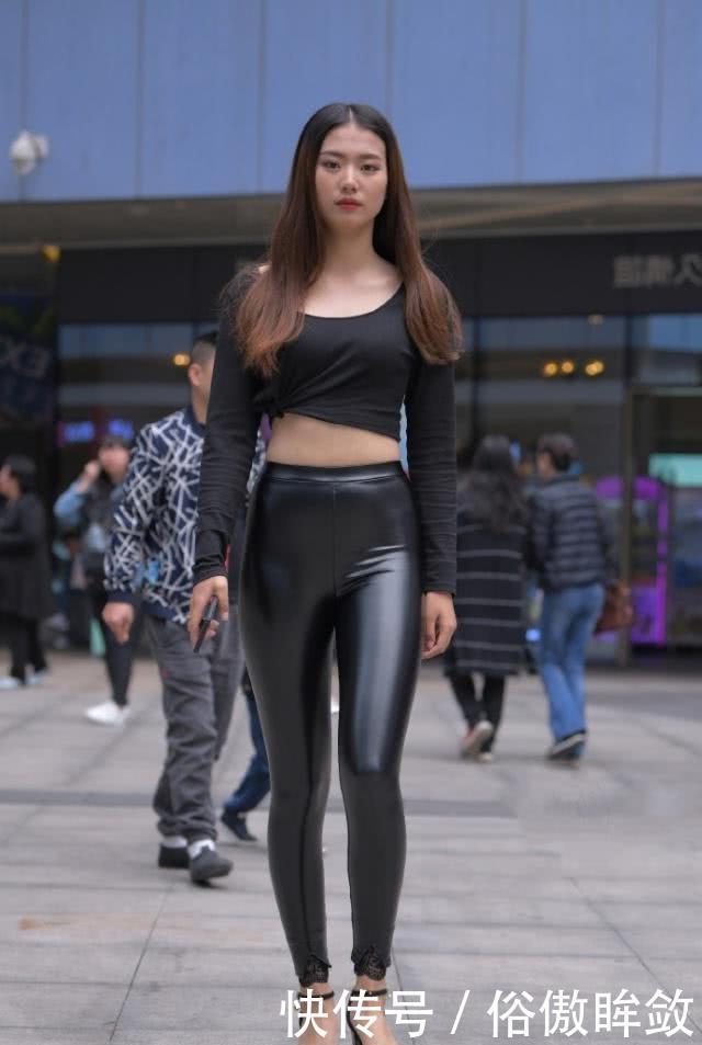 『美女』路人街拍,美女穿浅蓝色碎花连衣裙,增添了不少女人味