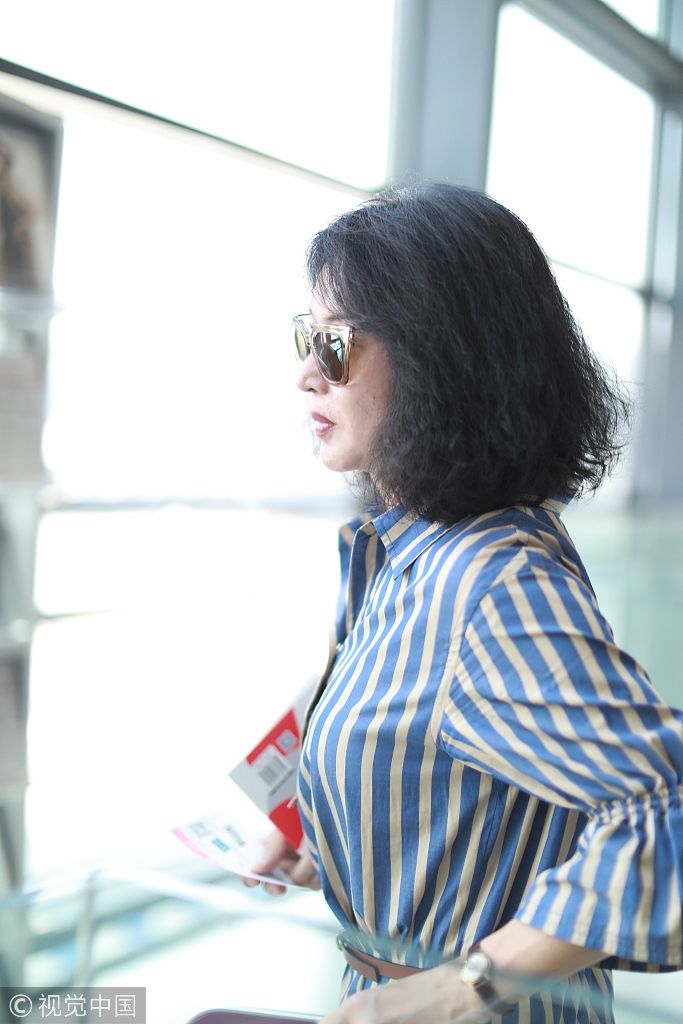 金星穿条纹裙凸显丰满上围