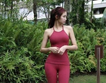 身材凹凸有致的小姐姐穿紧身打底裤超级有韵味，令人羡慕