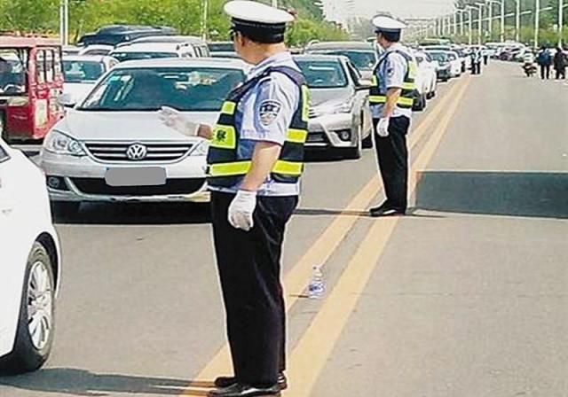 『交警』?单黄线和双黄线有什么差距?车主3天扣9分,交警:科目一怎么学的?