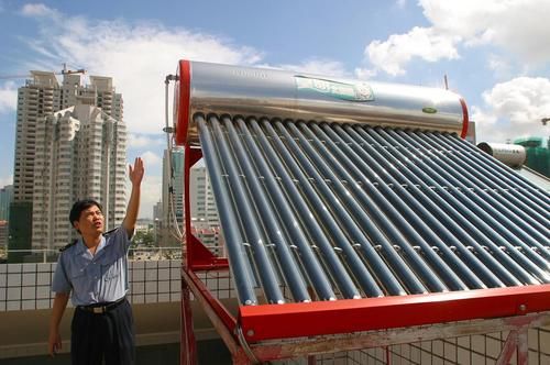  装在屋顶■农村“红极一时”的太阳能，如今咋用的人少了，农民