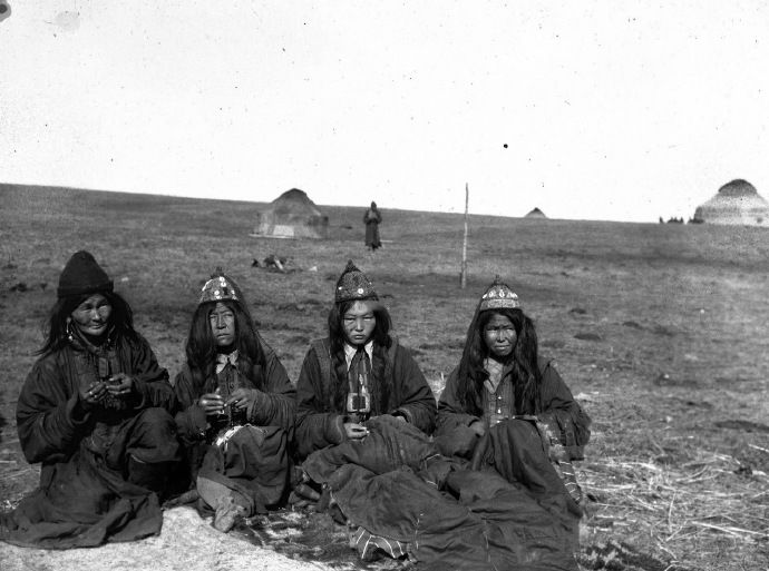 老照片:100年前新疆伊犁地区，特克斯河谷的游牧民族