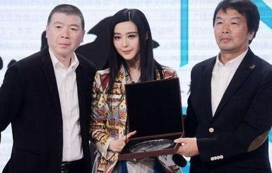 粉丝假装地下车库偶遇范冰冰，回应李晨片场关系暧昧，但并未分手