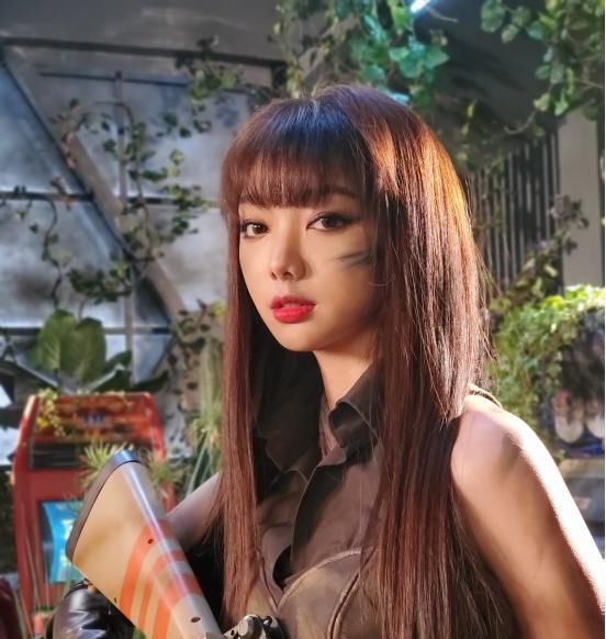  李紫婷的穿：李紫婷真是越来越成熟了!穿一件红黑格子裙,看上去性感...