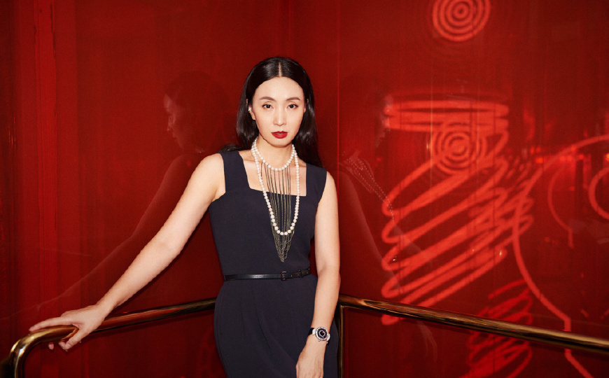 被46岁陶虹美到了！一袭黑色鱼尾裙优雅时尚，网友：气质不减当年