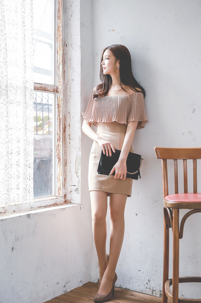 俏丽温婉的气质美女，精致短裙柔和又大气，雪肤花貌风姿绰约！