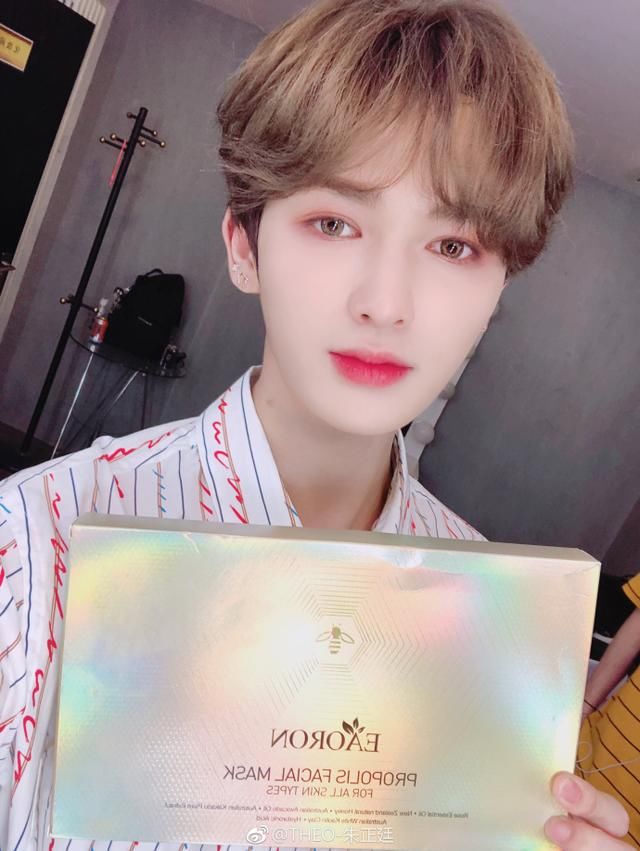 爱美的朱正廷,微博上又秀“恩爱”了,这次居然是EAORON!