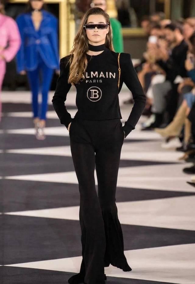  『复古』穿上喇叭裤 变成复古女郎