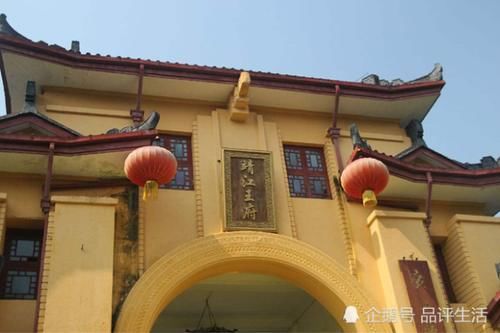 我国唯一建在5A级景区的大学,每天上课都在旅游,游客进去要买门