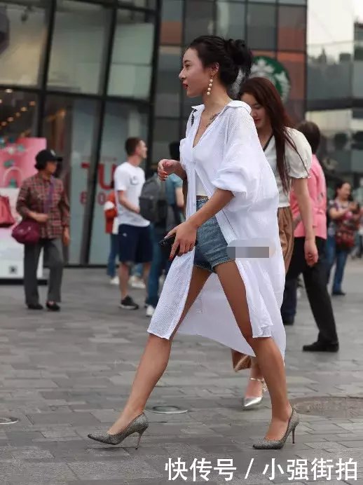 甜美小姐姐超大白色衬衫仙气十足，阳光活泼灵动可爱，吸睛无数