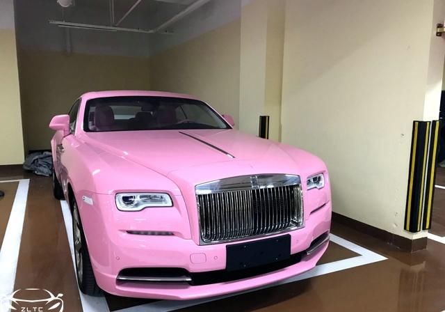  『粉色』巧遇粉红色女神定制版SUV，18万的车，给出卡宴的气魄